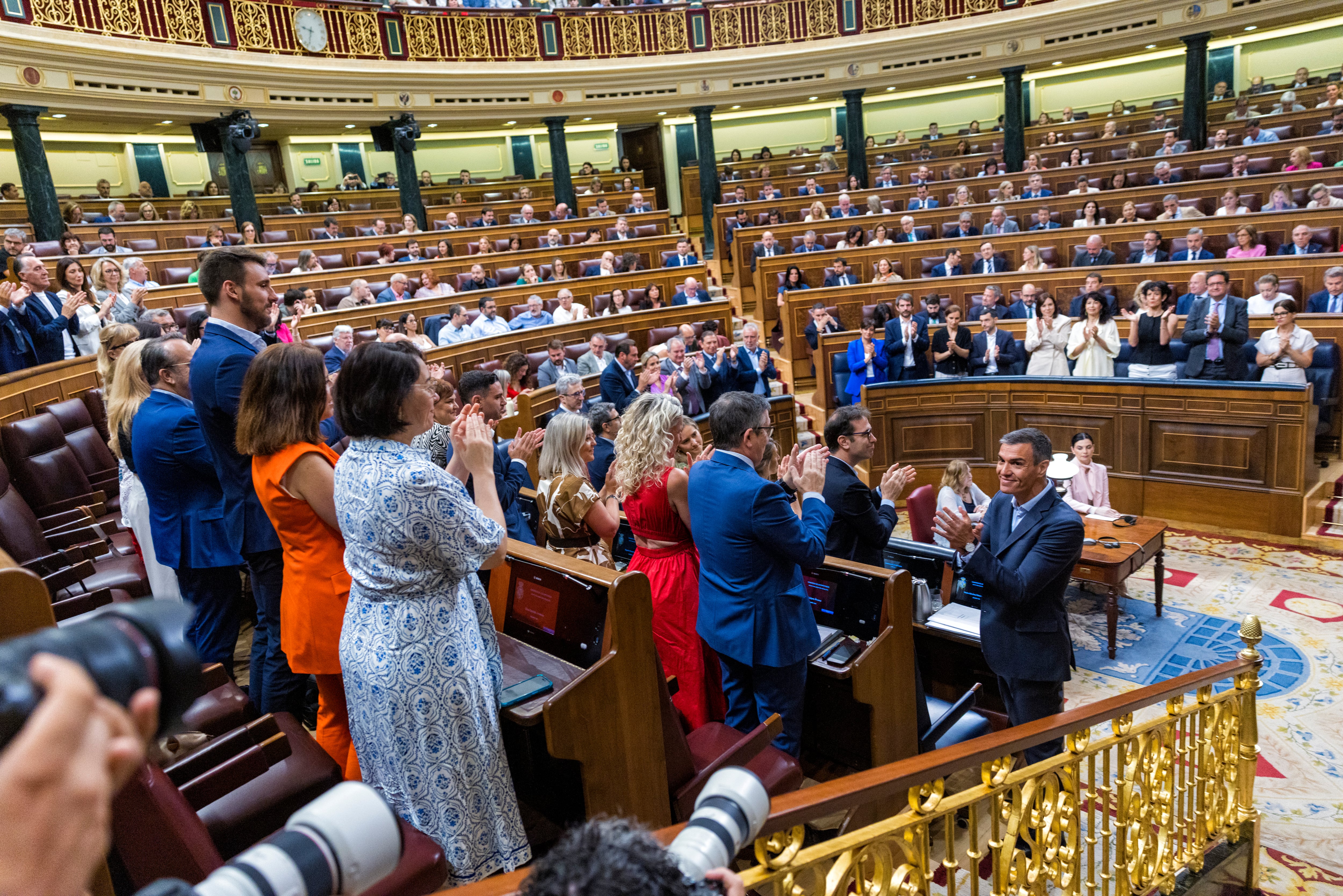 La bancada socialista aplaude al presidente Sánchez tras su intervención en el pleno del Congreso este miércoles.