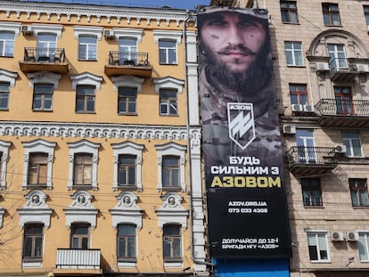 Cartel publicitario de reclutamiento de la Brigada Azov, el martes en Kiev.