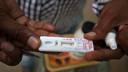 Un trabajador sanitario muestra un test rápido de malaria después de haber tomado una muestra de sangre a un paciente durante una campaña de prevención de la enfermedad en Ahmedabad, la India.