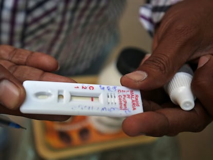 Un trabajador sanitario muestra un test rápido de malaria después de haber tomado una muestra de sangre a un paciente durante una campaña de prevención de la enfermedad en Ahmedabad, la India.