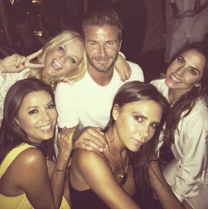 "Es genial ver a estar tímidas y retraídas señoritas. Ni un momento de aburrimiento". Con esta frase Beckham publicaba en su Instragram la que ha sido una de las fotografías más comentadas: el reencuentro de las Spice Girls, el grupo femenino de pop más famoso de los noventa del que formó parte su mujer.