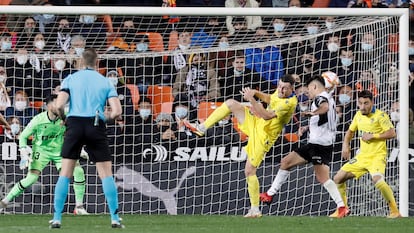 Hugo Duro marca de cabeza el segundo gol del Valencia.