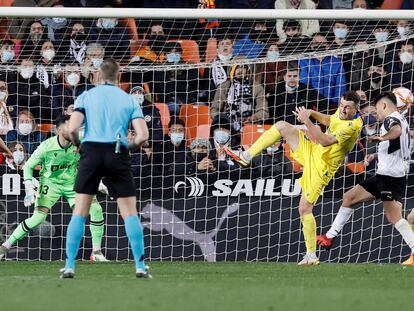 Hugo Duro marca de cabeza el segundo gol del Valencia.