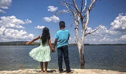 La niña con nombre de calle y el niño con nombre de futbolista en el embalse de la central de Belo Monte, en Altamira, Pará.