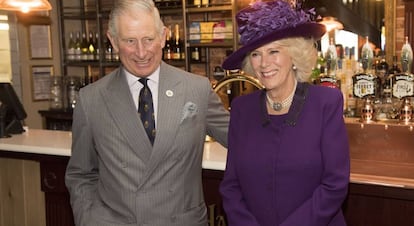 Carlos de Inglaterra y Camilla Parker, en Poundbury.