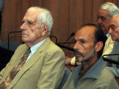 El dictador Bignone (izq) y Muiña en el juicio contra ambos en diciembre de 2011.