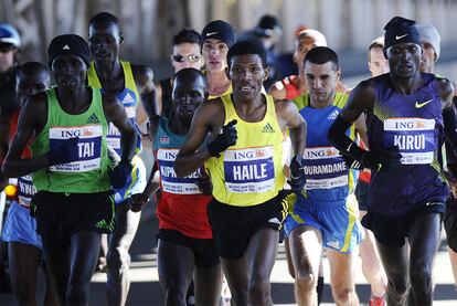 Gebrselassie, en el centro, de amarillo, ayer durante el maratón de Nueva York.