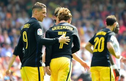 Fernando Torres (i) felicita a Antoine Griezmann por el primer gol.