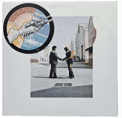 Las llaman devoran a uno de los protagonistas de la portada de 'Wish You Were Here', de Pink Floyd. El autor, Storm Thorgerson, invita a buscar el significado en cómo consumen algunas relaciones cuando finalmente acaban. Un montaje delirante para una de las grandes bandas de la psicodelia, y de turbulentas relaciones internas. Este incendiario apretón de manos tiene como escenario los estudios de Warner Bros en Los Ángeles, Californoa (EE UU).