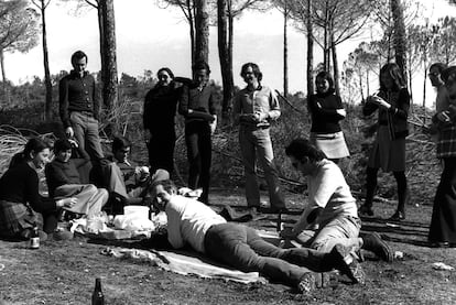 La histórica 'foto de la tortilla', en la que aparecen varios dirigentes del PSOE, entre ellos Felipe González, Luis Yáñez, Manuel Chaves, Carmen Romero y Alfonso Guerra.