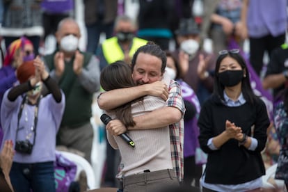 El exlíder de Unidas Podemos, Pablo Iglesias, abraza a Irene Montero en un acto de campaña de las últimas elecciones madrileñas del 4-M.