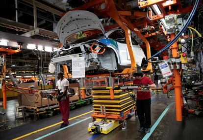 Trabajadores en un planta de montaje de General Motors en Lake Orion, Michigan, en una imagen de archivo.