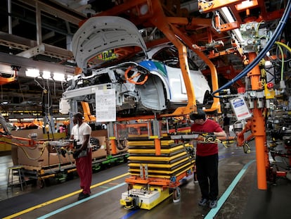 Trabajadores en un planta de montaje de General Motors en Lake Orion, Michigan, en una imagen de archivo.