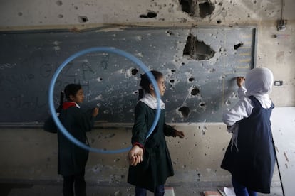 Niñas palestinas juegan dentro de una escuela que fue destruida durante el conflicto entre Israel y Hamás el pasado verano, en el barrio Shejaiya de la ciudad de Gaza.