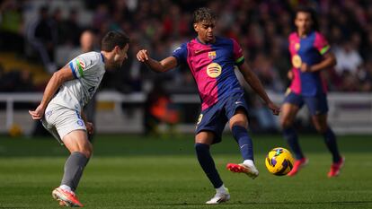 Lamine Yamal, del FC Barcelona, controla el balón frente a Ander Guevara, del Alavés, durante el partido este domingo.