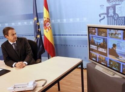 Zapatero, ante la pantalla de la videoconferencia de Navidad con las tropas en el exterior.