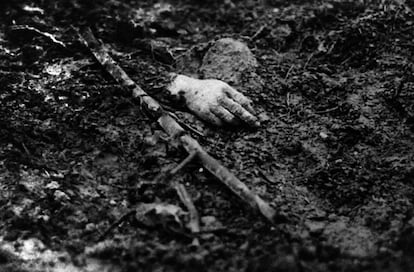 Fotografia sem data tomada durante os combates que mostra a mão de um soldado morto em uma trinchera do norte da França.