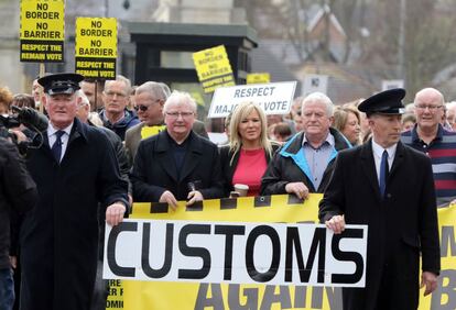 La líder del Sinn Fein, Michelle O'Neill (centro), se une a los miembros del grupo anti-brexit bajo el eslogan "Las comunidades fronterizas contra Brexit" durante una protesta frente a la sede de la Asamblea de Irlanda del Norte en Sotrmont.