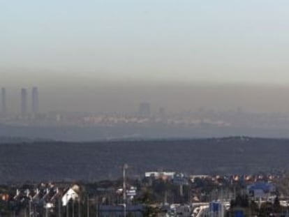 Nube de contaminación sobre Madrid, vista desde Torrelodones el pasado febrero.