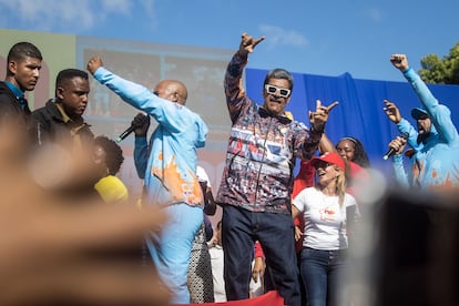 El presidente de Venezuela y candidato a la reelección, Nicolás Maduro, baila en un acto de campaña este jueves, en Caracas (Venezuela).