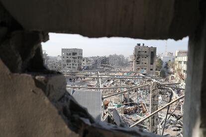 Vista de la Ciudad de Gaza desde uno de los edificios destruidos por los ataques israelíes.