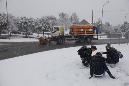 La Agencia Estatal de Meteorología (AEMET) avisa que durante este sábado y en las primeras horas del domingo, se esperan precipitaciones moderadas de nieve en la Sierra, que en altitudes superiores a 1.500 metros pueden alcanzar espesores entre 15 y 20 centímetros. En la imagen, un camión quitanieves en el pueblo de Navacerrada.