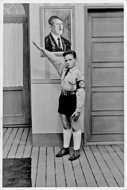 Sergio Cabrera, de niño interpretando la obra 'El espía', de Bertolt Brecht.