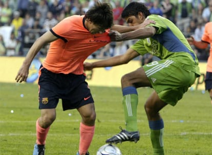 Messi lucha por el balón con González.