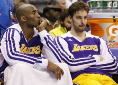 Kobe y Pau, en el banquillo.