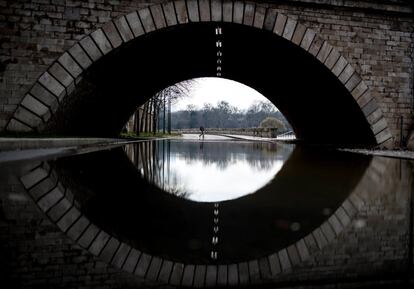 Vista de un puente a orillas del río Sena, en París (Francia).