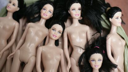 Muñecas tipo 'Barbie' desnudas.