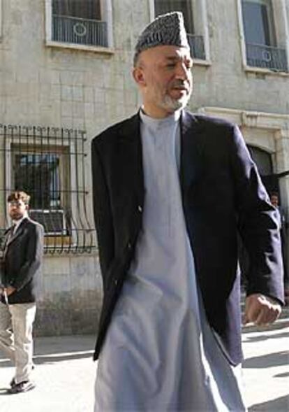 Karzai, ayer en Kabul, tras anunciar el retraso de las elecciones.