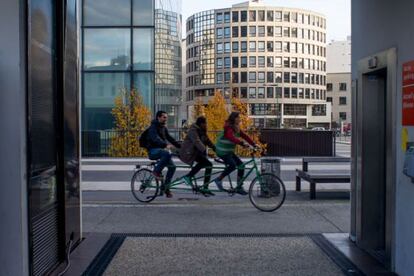 Ciclistas pasean en t&aacute;ndem por las calles de Montreuil, al este de Par&iacute;s, durante una cumbre de ciudadanos paralela a la Conferencia por el Clima en la que 195 pa&iacute;ses intentan lograr un acuerdo global ante el cambio clim&aacute;tico. El encuentro civil ofrece alternativas de estilos de vida sostenibles.