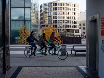 Ciclistas pasean en t&aacute;ndem por las calles de Montreuil, al este de Par&iacute;s, durante una cumbre de ciudadanos paralela a la Conferencia por el Clima en la que 195 pa&iacute;ses intentan lograr un acuerdo global ante el cambio clim&aacute;tico. El encuentro civil ofrece alternativas de estilos de vida sostenibles.