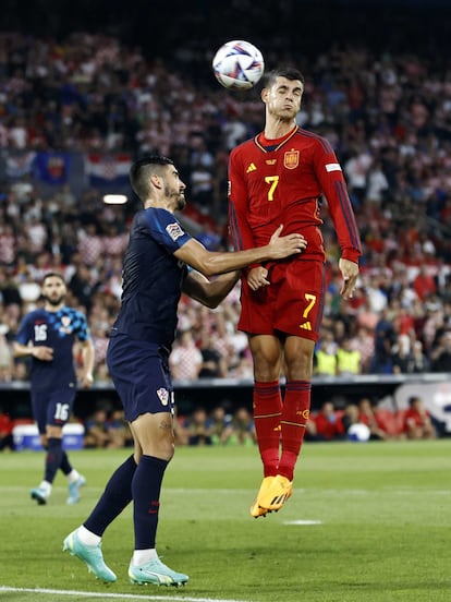  Erlic y  Morata durante el partido.