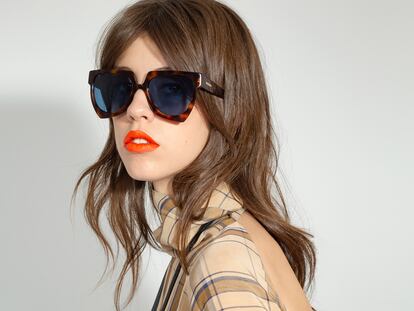La modelo Mayka Merino con gafas de la colección.