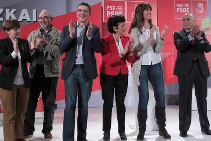 Zabaleta, Pastor, López, Celaá, Mendia y Ares, de izquierda a derecha, en el acto del PSE celebrado, en Barakaldo.