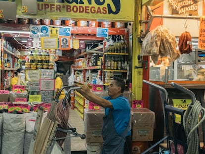 Un empleado transporta mercancía en un mercado de Ciudad de México.