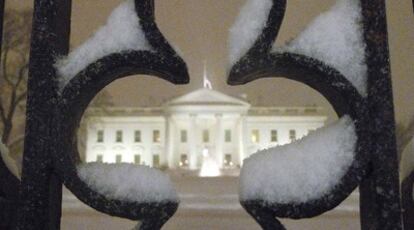 Tras la inmensa tormenta de nieve que durante el fin de semana paralizó Washington y dejó a decenas de miles de personas sin suministro eléctrico, la capital de EE UU sufre hoy los efectos de su segunda gran nevada.