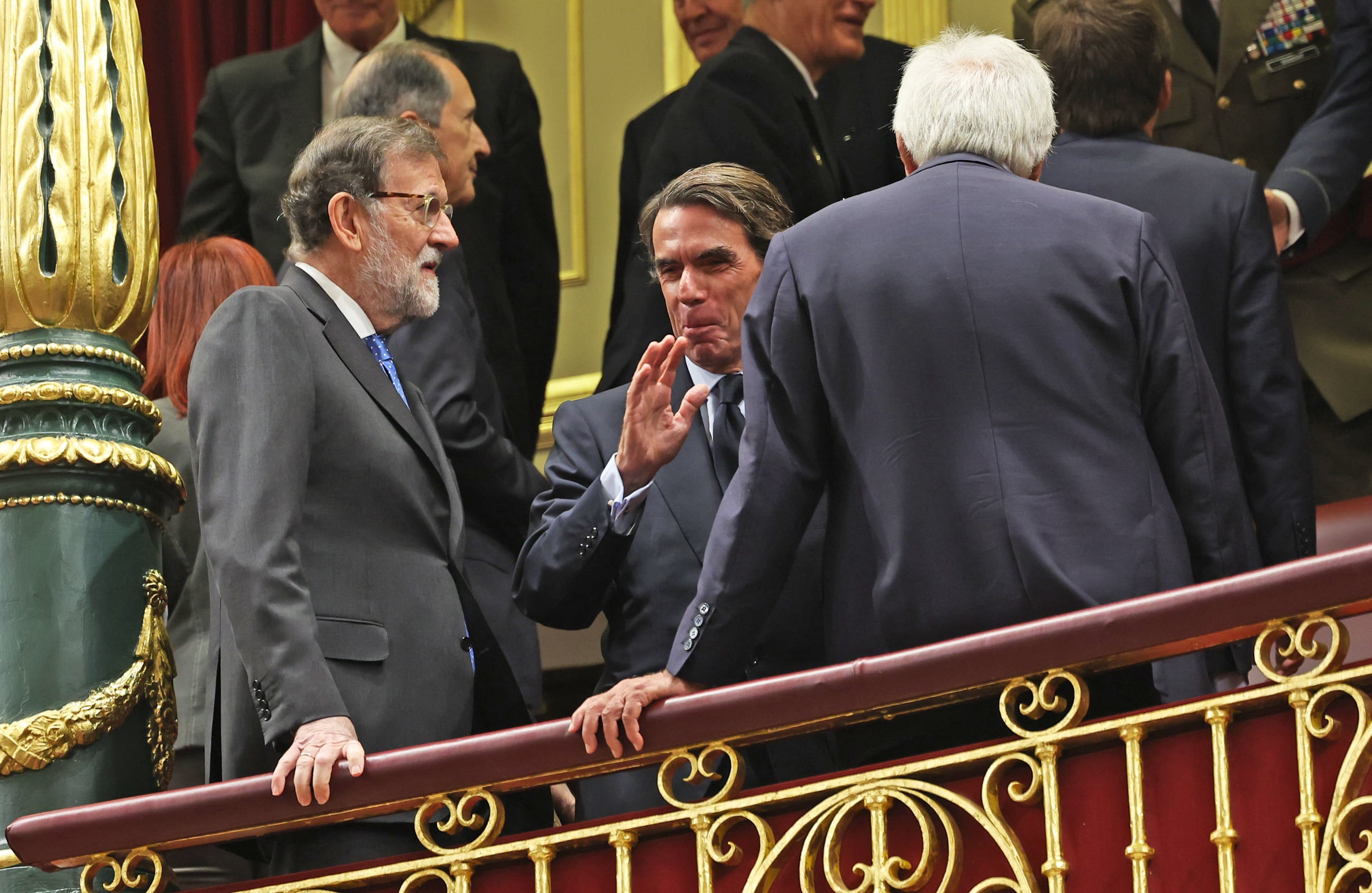 Rajoy, Aznar y González (de espaldas), en la tribuna de invitados del Congreso, en octubre de 2023.