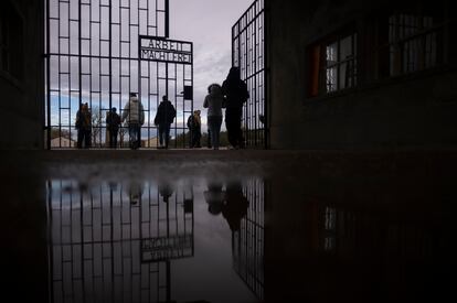 Un grupo de personas visita el campo de concentración nazi de Sachsenhausen con motivo del Día Internacional de Conmemoración del Holocausto, en Oranienburg, Alemania.