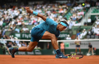 Nadal devuelve la pelota contra Merterer en París.