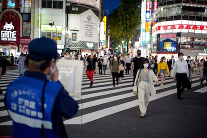 Un grupo de personas en el distrito Kabukicho, en Tokio.