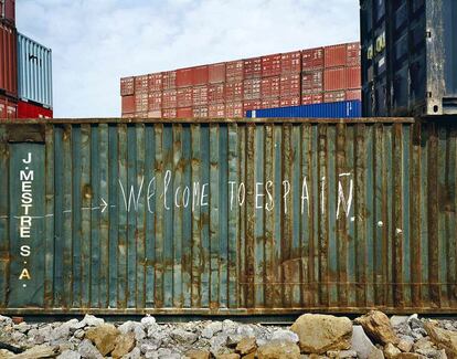 Una pintada sobre un contenedor en el puerto de Barcelona ha servido de título y portada para el libro de Jordi Bernadó