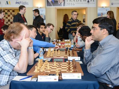 El pentacampeón del mundo Viswanathan Anand, a la derecha, jugando en la mesa 57 de la 2ª ronda tras hacer tablas en la 1ª con la húngara Vajda