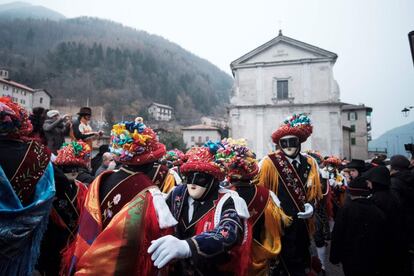 Desfile da 500ª edição do tradicional Carnaval de Bagolino (Itália), em 12 de fevereiro de 2018.