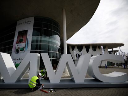 Un operario trabajaba el jueves en los preparativos del Mobile World Congress 2024, en Barcelona.