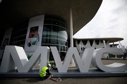 Un operario trabajaba el jueves en los preparativos del Mobile World Congress 2024, en Barcelona.