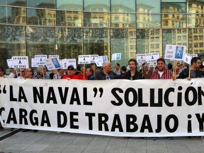 Los trabajadores de La Naval reclaman carga de trabajo ante la sede de la Spri, en Bilbao.