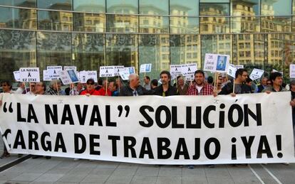 Los trabajadores de La Naval reclaman carga de trabajo ante la sede de la Spri, en Bilbao.